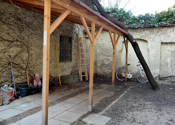 House With Courtyard & Parking Close To Stadtpark Будинок відпочинку