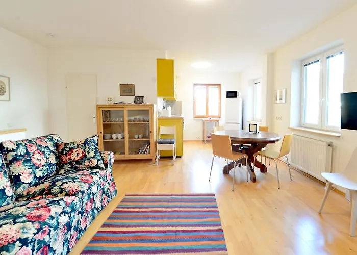 House With Courtyard & Parking Close To Stadtpark Будинок відпочинку *