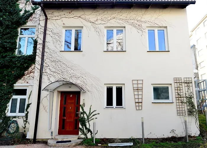 House With Courtyard & Parking Close To Stadtpark